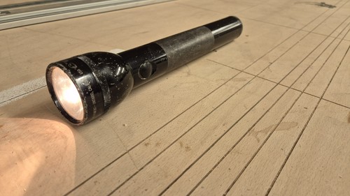 Bargain black maglite torch - 3d,