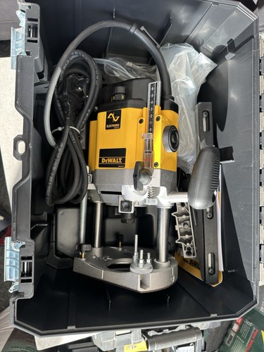 Dewalt dw625ekt 2000w 240v - 2000w,