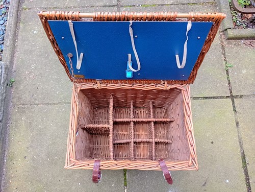 Large vintage brexton wicker - large,