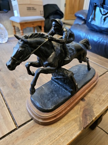 Bronze sculpture great detail - sculpture,