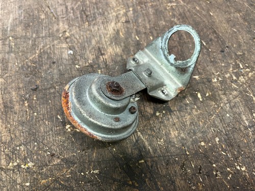Yamaha horn and bracket - yamaha,