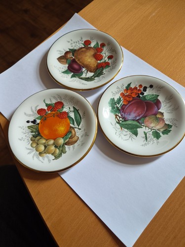 Three small pall mall ware - pall,