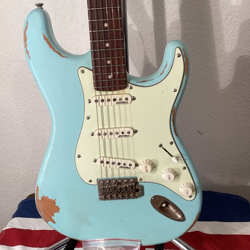 Vintage guitar 2 - (v6, 1/2