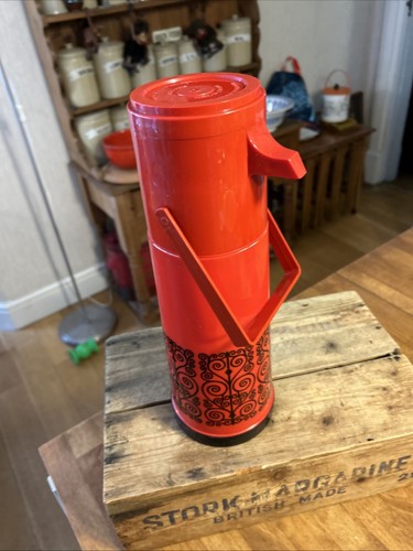 Vintage bright red aladdin - bright,