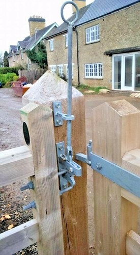 Equine latch hunting gate