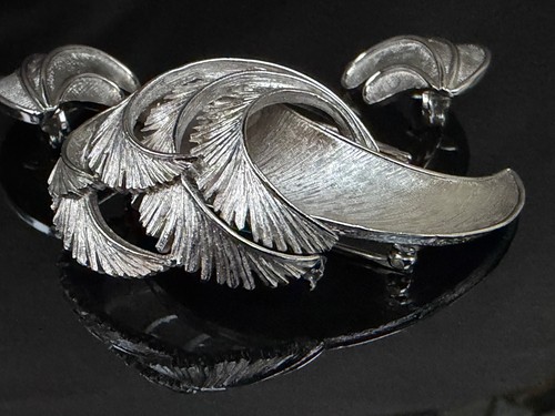 Vintage crown trifari brooch - trifari,