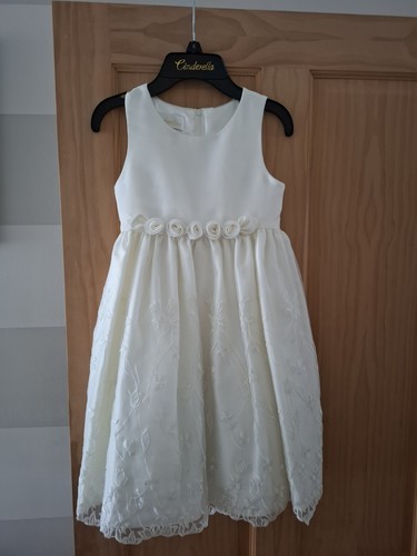 Flower girl or - of, 2