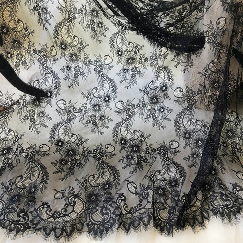 Meters chantilly flower - 3, lace