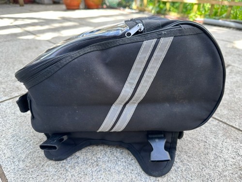 Motorcycle tank bag magnetic