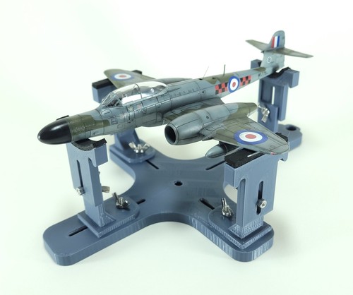 Model aircraft berth - jig, stand