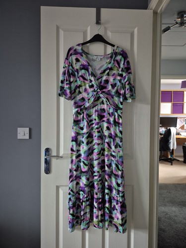 Wallis size neck - 16, v-neck