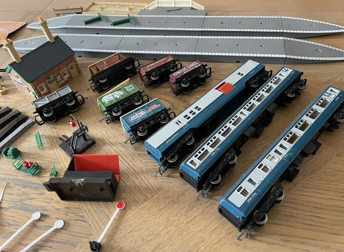 Hornby train carriages - hornby, wagons