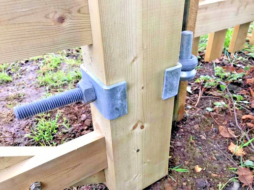 Gate hinge adjustable bottom
