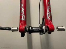 Fit a 15 x 110mm frontwheel in you Rockshox Boxxer with this adapter. No Axle