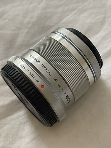 Olympus zuiko 45mm 1 8 - olympus m.zuiko,