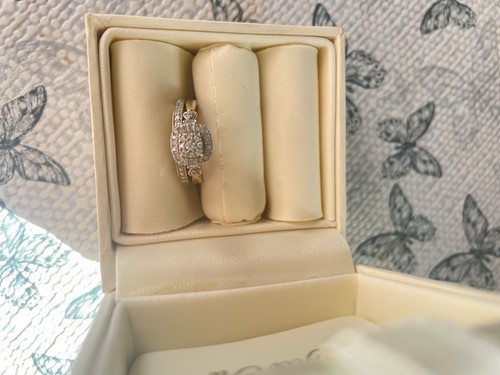 Engagement ring perfect fit - perfect,
