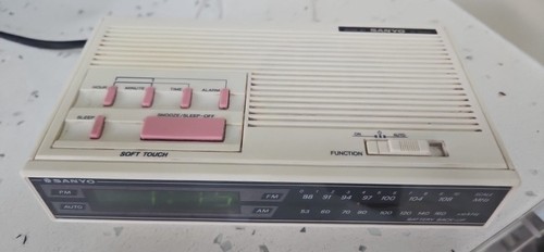 Sanyo clock radio vintage - radio,