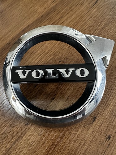 Volvo v40 front grill badge - front,
