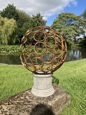 🇬🇧 METAL RUSTY GARDEN MODERN ART DECORATIVE OPEN SPHERE ORNAMENT BALL & PLINTH