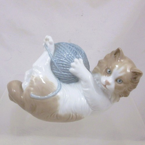 Lladro nao cat - nao, wool