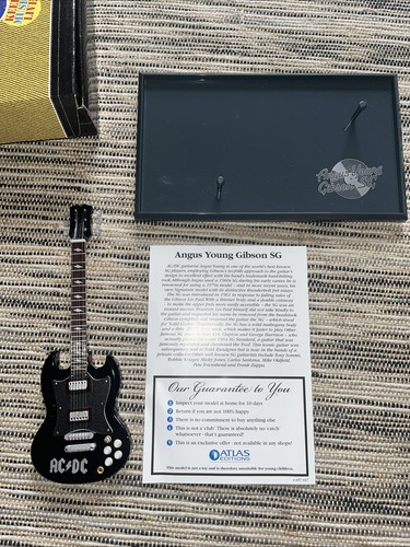 Angus young mini - angus, guitar