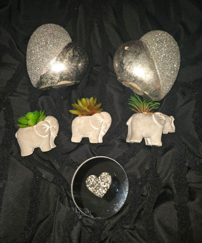 Elephant figurines heart - &,