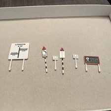 Six OO Gauge Vintage Road