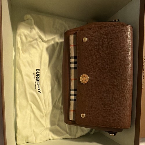 Burberry brown small pebbled - small,