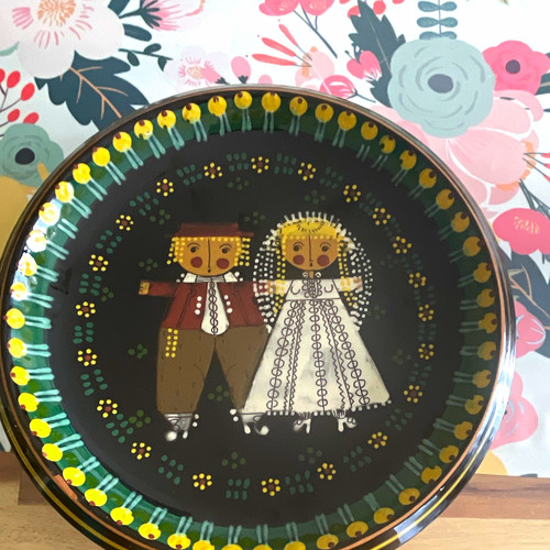 Round collectible plate black - collectible,