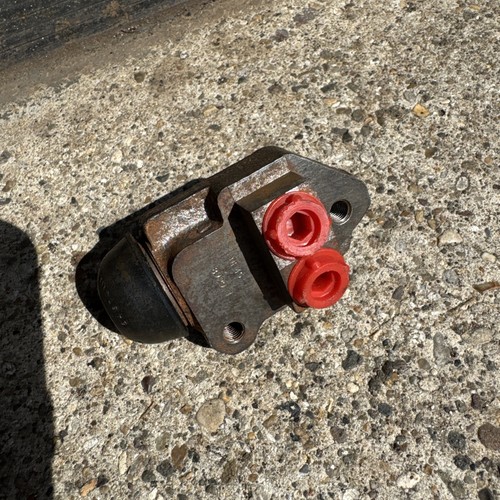 Front wheel brake cylinder - cylinder,