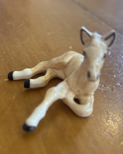 Hagen renaker lying foal - hagen,