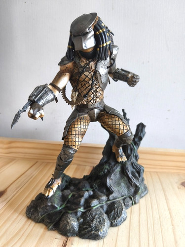 Predator statue diorama - on,