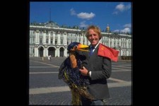 Entertainer Rod Hull with his puppet Emu in front of the Winter - TV Old Photo