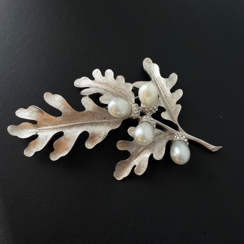 Vintage crown trifari brooch - trifari,