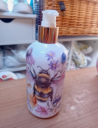 Bumble bee floral - ,