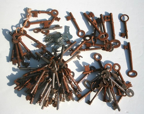 Job lot vintage metal keys - job,