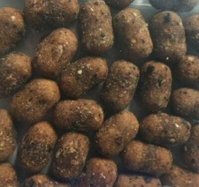 STICKY BAITS THE KRILL DUMBELLS HOOKBAITS - 30 x 12mm BOILIES TASTER PACK