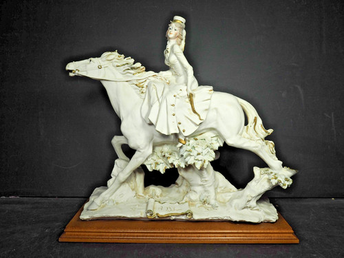 Lady horse figurine - on, belcari