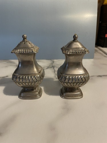 Salt and pepper shakers - salt,