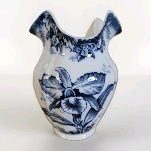 Wedgwood vase blue and white - blue,