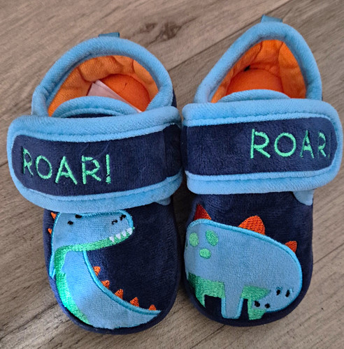 Baby dinosaur roar - baby, "roar"