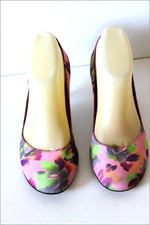 PURA LOPEZ floral canvas pumps round toes size 38 VGC