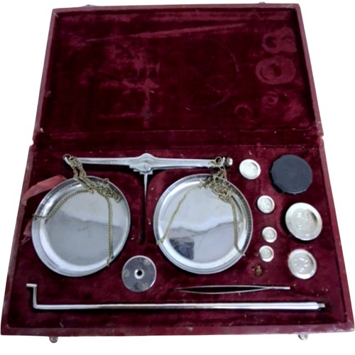 Vintage balance scale set - balance,