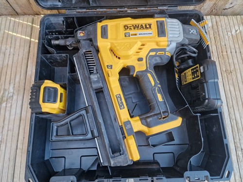 Dewalt dcn890 nail - gun, with