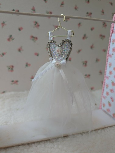Scale handmade dolls house - dolls,
