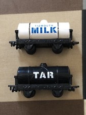 Thomas the Tank Engine & Friends Plastic Tankers X 2 Tar & Tidmouth Milk