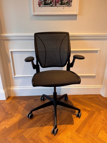 Black mesh humanscale - black,