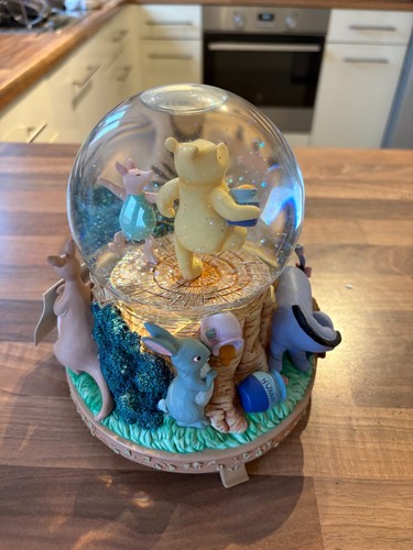 Disney snow globe winnie - snow, the