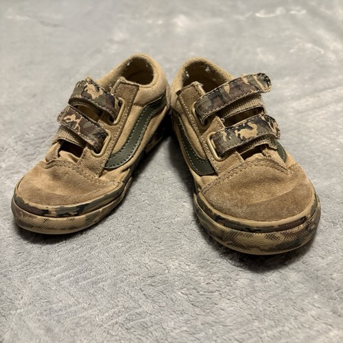 Boys toddler size - 9, tan/camo