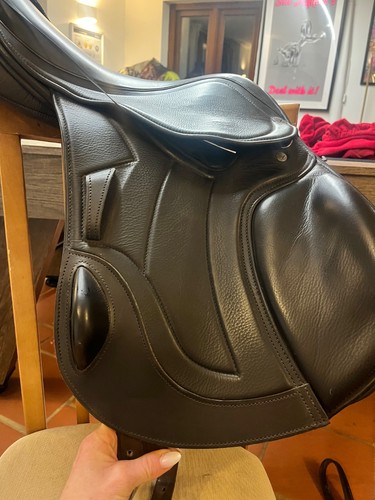 Albion saddle - 16.5,
